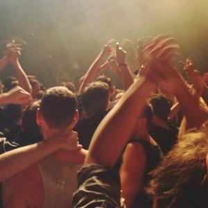 Illustrasjonsfoto: Folk som klapper på konsert